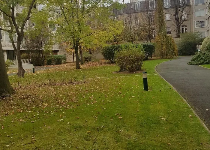 Charming - Eiffel Tower Paris